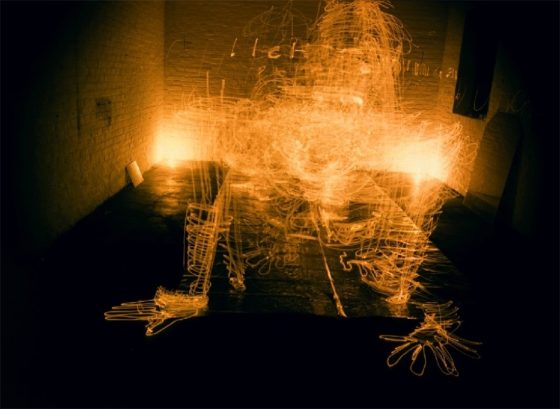 Lichtfigur auf allen Vieren mit Schrift, um 1975